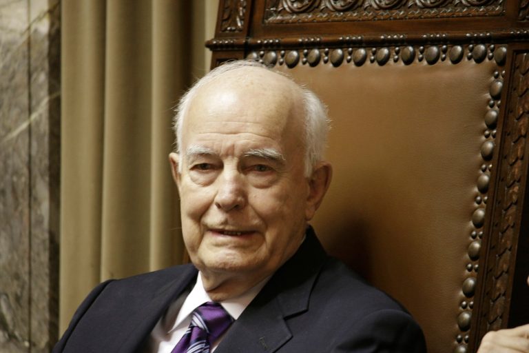 Dan Evans, Republican former governor of Washington and US senator, dies at 98