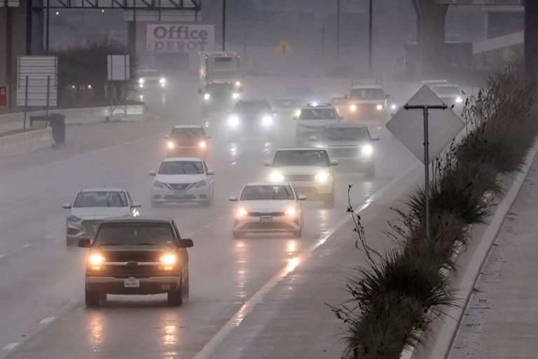 Thunderstorms wallop Texas, impeding holiday travel