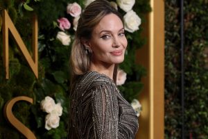 Angelina Jolie uncomfortably avoids Brad Pitt drama on Golden Globes red carpet