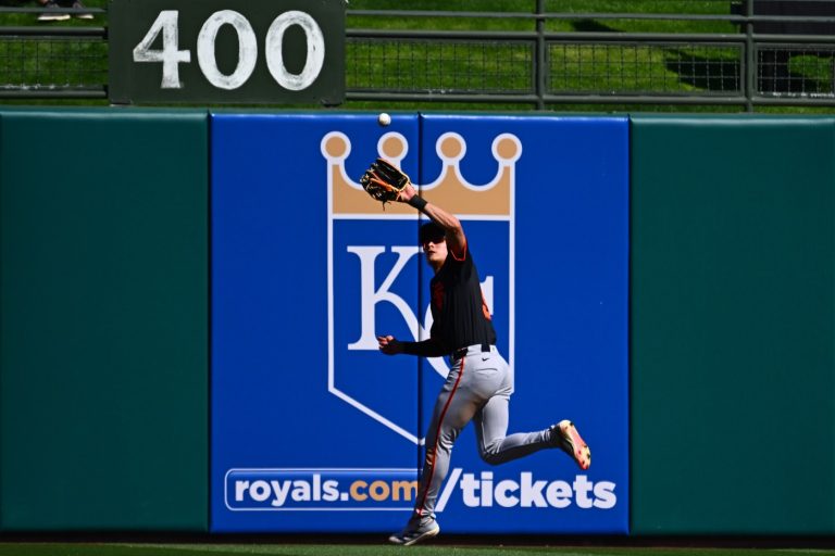 SF Giants’ Lee singles, flashes leather in first game in nine months