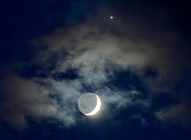 Stunning conjunction of Venus, crescent moon will be visible Saturday