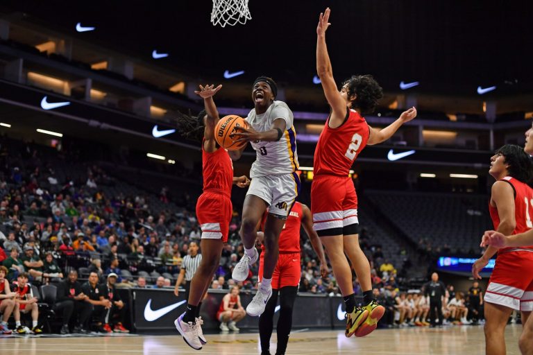 Incredible ending: Oakland Tech boys dominate in crunch time, upset NorCal D-I top seed Inderkum