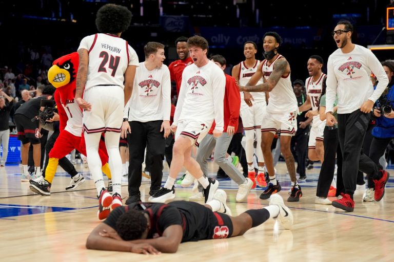 Stanford out of ACC tournament on Louisville buzzer-beater in furious finish