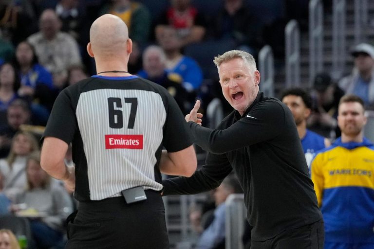 Kerr: Officials need to call more traveling, including on Warriors